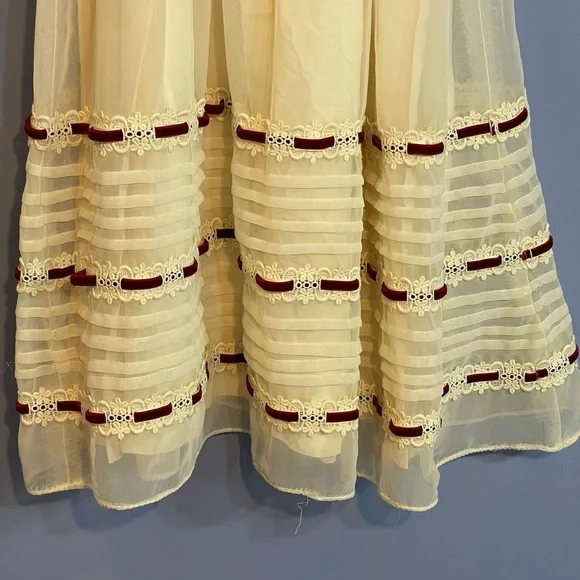 Vintage Handmade Girls Dress Ivory w/ Green Velvet Ribbon and Lace - Picture 6 of 9